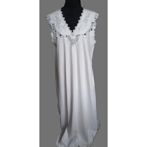 Verena Women's Size Medium White Nightgown - Vintage